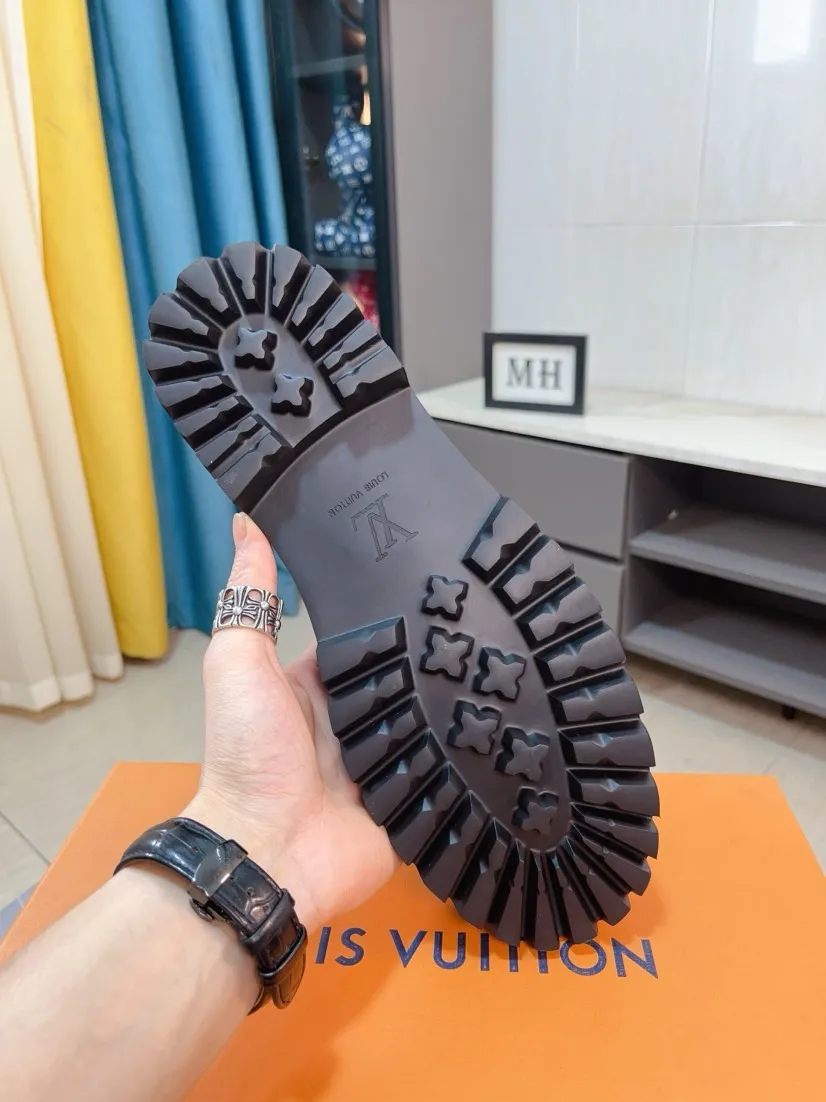 Men's shoes💰 660🌹🌹High version [LV] Louis Vuitton's popular casual leather shoes🎖Fashionable and elegant🎖🎖Material: Original imported open-edge beaded cowhide, washed cowhide leather lining, original open-molded rubber outsole, high-end and classy, ​​elegant quality, instantly transforming into a handsome man when you step on the foot❤❤Standard\nNumber of sizes: 39-44, 38, 45 customized